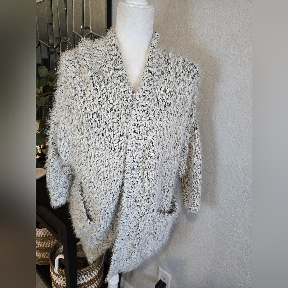 Zara Women's Textured Black and White Cardigan